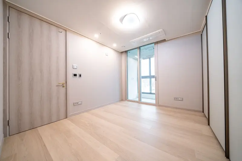 자연광이 가득한 내추럴 우드톤 침실 인테리어